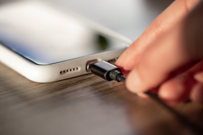 magnetic-cable-charging-smartphone-close-up